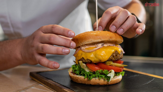 Nam thanh niên 22 tuổi ngất xỉu vì ăn bánh burger theo cách "khó hiểu" - Ảnh 1.