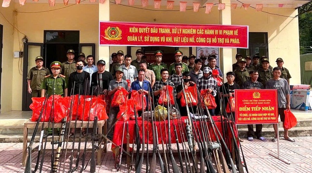 Mang vũ khí đi đổi quà, người vùng cao nhận mũ bảo hiểm, nồi cơm điện- Ảnh 3. Mang vũ khí đi đổi quà, người vùng cao nhận mũ bảo hiểm, nồi cơm điện- Ảnh 3.