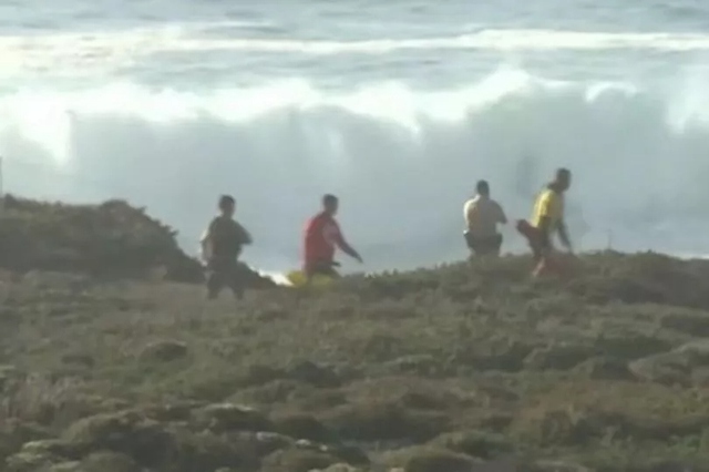 Bố tử vong khi cố cứu con gái bị sóng cuốn xuống biển - Ảnh 1.