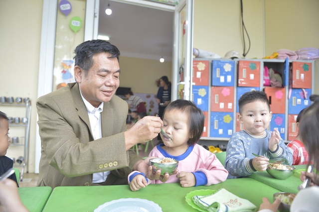 Những người thầy đặc biệt ở vùng cao Thanh Hóa: 30 năm làm "người cha thứ 2" của trẻ - Ảnh 2.