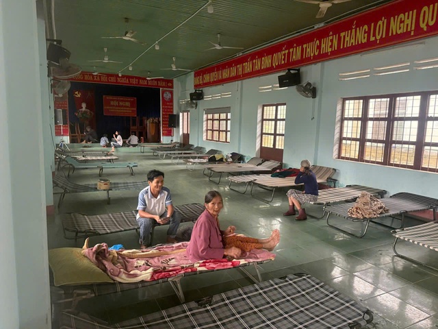 Nhiều khu vực ở Đà Nẵng xuất hiện thêm loạt vết nứt, hàng trăm hộ dân phải di dời khẩn cấp- Ảnh 3. Nhiều khu vực ở Đà Nẵng xuất hiện thêm loạt vết nứt, hàng trăm hộ dân phải di dời khẩn cấp- Ảnh 3.