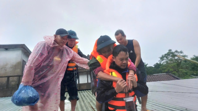 Nhiều khu vực ở Đà Nẵng xuất hiện thêm loạt vết nứt, hàng trăm hộ dân phải di dời khẩn cấp- Ảnh 2. Nhiều khu vực ở Đà Nẵng xuất hiện thêm loạt vết nứt, hàng trăm hộ dân phải di dời khẩn cấp- Ảnh 2.