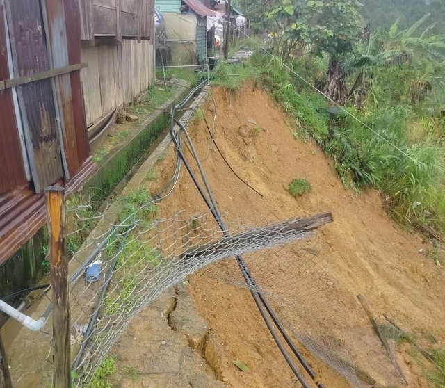 Nhiều khu vực ở Đà Nẵng xuất hiện thêm loạt vết nứt, hàng trăm hộ dân phải di dời khẩn cấp- Ảnh 4. Nhiều khu vực ở Đà Nẵng xuất hiện thêm loạt vết nứt, hàng trăm hộ dân phải di dời khẩn cấp- Ảnh 4.