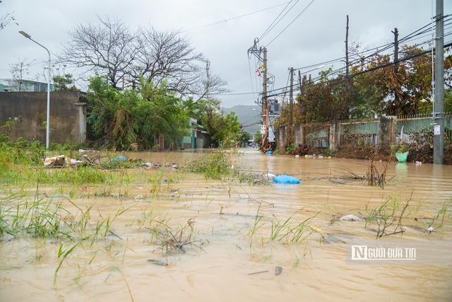 Mưa lớn ở Gia Lai, người dân sinh hoạt trong nước lũ- Ảnh 1. Mưa lớn ở Gia Lai, người dân sinh hoạt trong nước lũ- Ảnh 1.