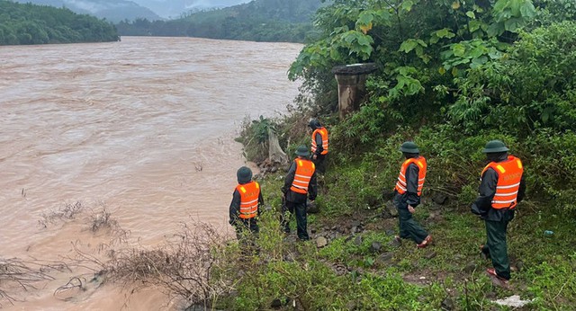 Bản tin 19/11: 100 người tìm kiếm tài xế xe đầu kéo vượt rào chắn bị lũ cuốn mất tích - Ảnh 1.