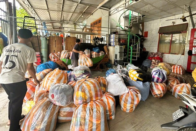 Đông ấm từ miền xuôi gửi lên miền ngược qua những cửa hàng 0 đồng ở vùng cao Đà Nẵng - Ảnh 8.