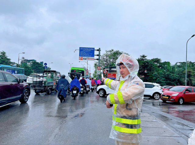 Xử lý nhiều xe buýt chạy sai luồng tuyến gây ùn tắc cầu Chương Dương- Ảnh 1.