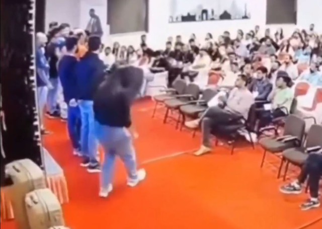 Đang đứng trên sân khấu, cô gái đột nhiên ngã gục rồi tử vong - Ảnh 1.