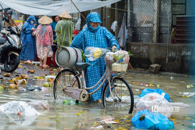 Mưa lớn ở Gia Lai, người dân sinh hoạt trong nước lũ- Ảnh 4. Mưa lớn ở Gia Lai, người dân sinh hoạt trong nước lũ- Ảnh 4.