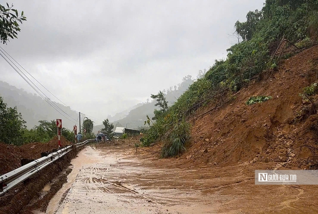 Sạt lở nhiều tuyến đường miền núi Quảng Ngãi, ngăn phương tiện lưu thông qua đèo Lò Xo- Ảnh 2. Sạt lở nhiều tuyến đường miền núi Quảng Ngãi, ngăn phương tiện lưu thông qua đèo Lò Xo- Ảnh 2.