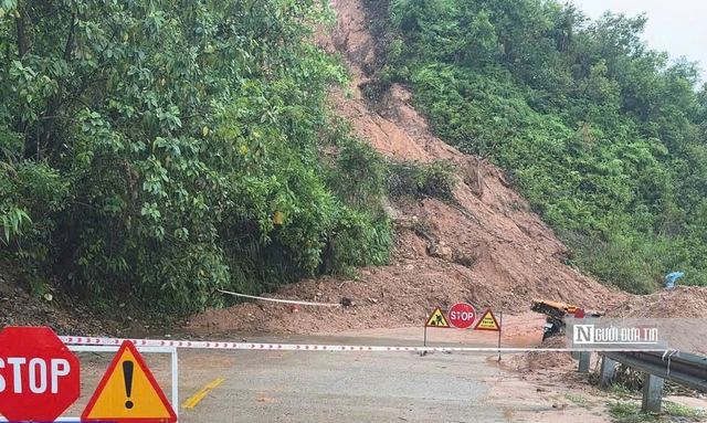 Sạt lở nhiều tuyến đường miền núi Quảng Ngãi, ngăn phương tiện lưu thông qua đèo Lò Xo- Ảnh 1. Sạt lở nhiều tuyến đường miền núi Quảng Ngãi, ngăn phương tiện lưu thông qua đèo Lò Xo- Ảnh 1.