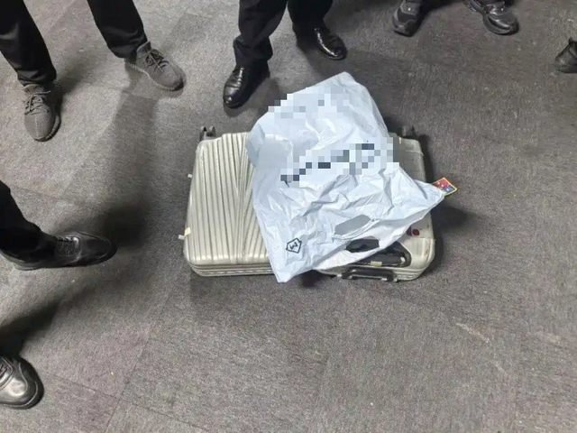 Người đàn ông phát hiện vali lạ chứa gần 3 tỷ tiền mặt, cảnh sát đến cái kết bất ngờ - Ảnh 1.