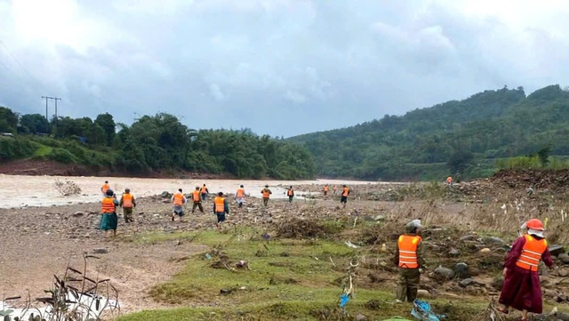 Lực lượng chức năng dầm mình tìm kiếm tài xế xe container bị lũ cuốn trôi- Ảnh 7.