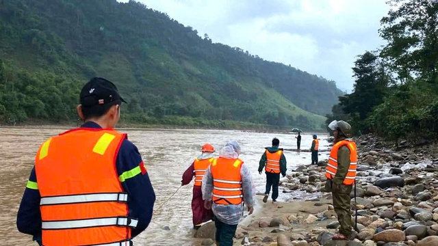 Lực lượng chức năng dầm mình tìm kiếm tài xế xe container bị lũ cuốn trôi- Ảnh 5.