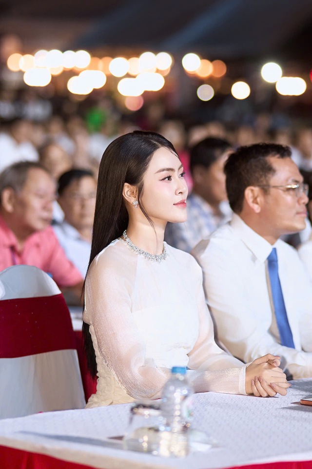 Hoa hậu Lý Kim Thảo mặc bà ba khoe nhan sắc rạng ngời - Ảnh 1.