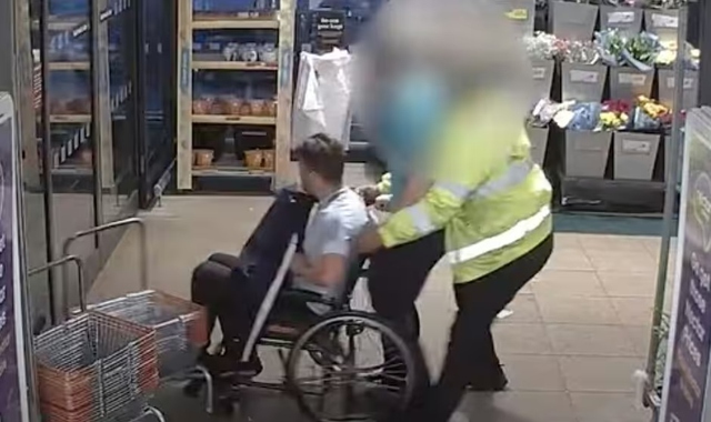 Bị phát hiện trộm bia, thanh niên ngồi xe lăn đứng bật dậy đánh bảo vệ - Ảnh 1.