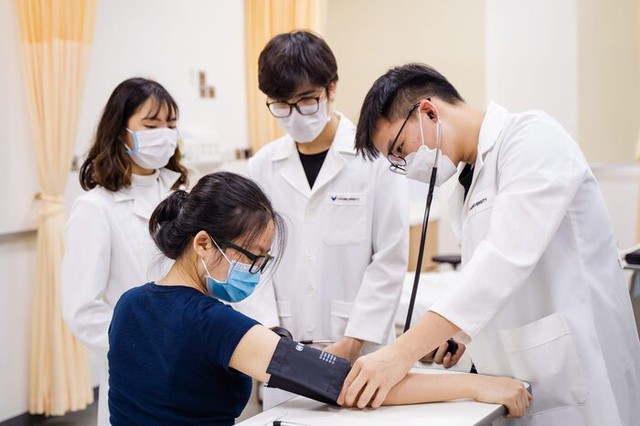 Việt Nam ghi nhận 8.500 đến 11.000 ca viêm đường hô hấp mỗi tháng trong quý cuối năm - Ảnh 1.