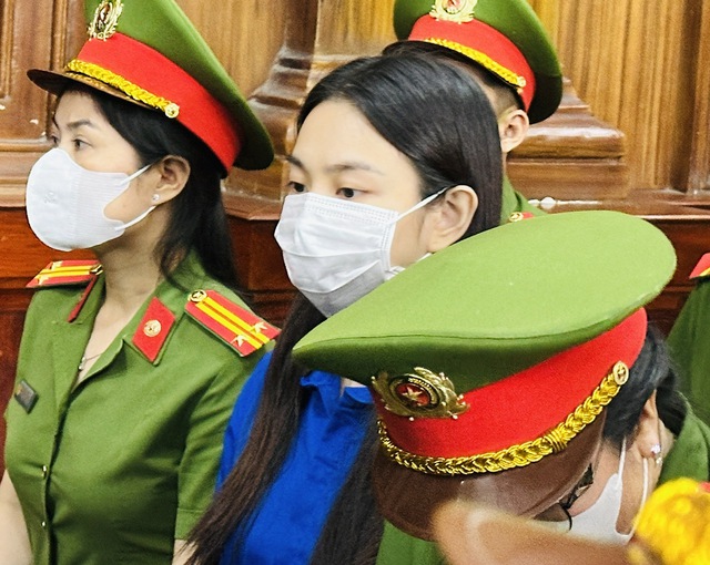 Hoa hậu Thùy Tiên, Hằng Du Mục đổ lỗi cho việc không biết chất lượng kẹo Kera - Ảnh 1.