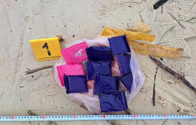 Nhặt củi ven biển, người dân tình cờ phát hiện vật thể nghi ma túy trôi dạt- Ảnh 1.