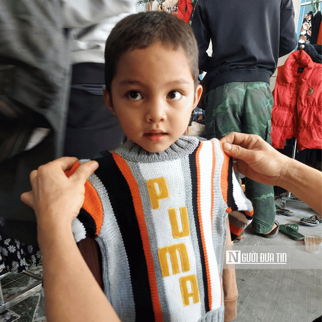 Đông ấm từ miền xuôi gửi lên miền ngược qua những cửa hàng 0 đồng ở vùng cao Đà Nẵng - Ảnh 2.