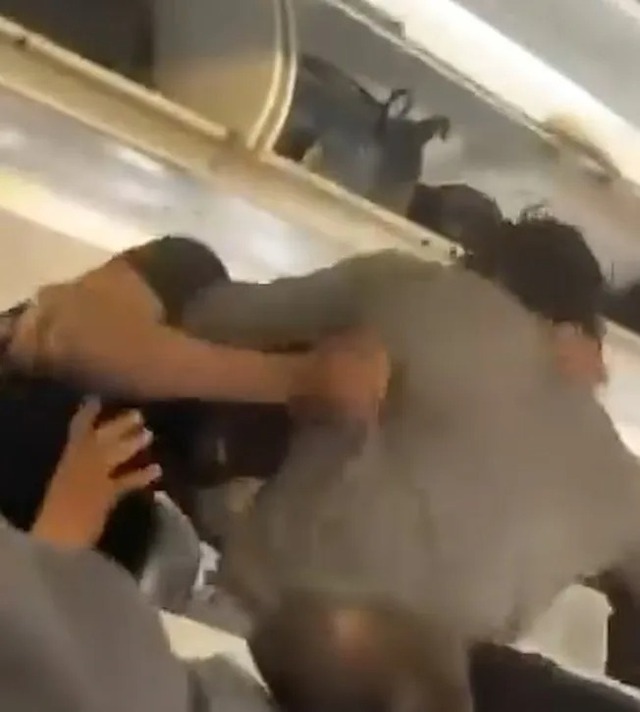 Hai ngôi sao mạng xã hội lao vào ẩu đả dữ dội trên máy bay- Ảnh 1.