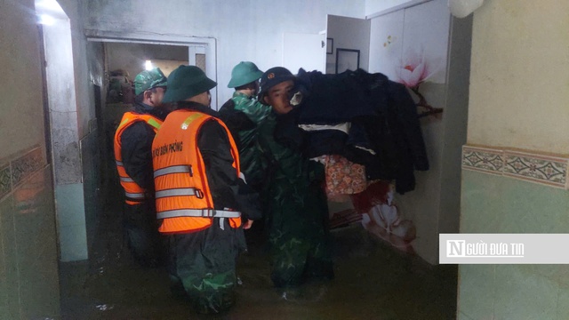 Cận cảnh Công an, Bộ đội ở Gia Lai dầm mình trong lũ dữ ứng cứu người dân- Ảnh 7. Cận cảnh Công an, Bộ đội ở Gia Lai dầm mình trong lũ dữ ứng cứu người dân- Ảnh 7.