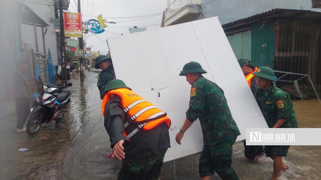 Cận cảnh Công an, Bộ đội ở Gia Lai dầm mình trong lũ dữ ứng cứu người dân- Ảnh 6. Cận cảnh Công an, Bộ đội ở Gia Lai dầm mình trong lũ dữ ứng cứu người dân- Ảnh 6.