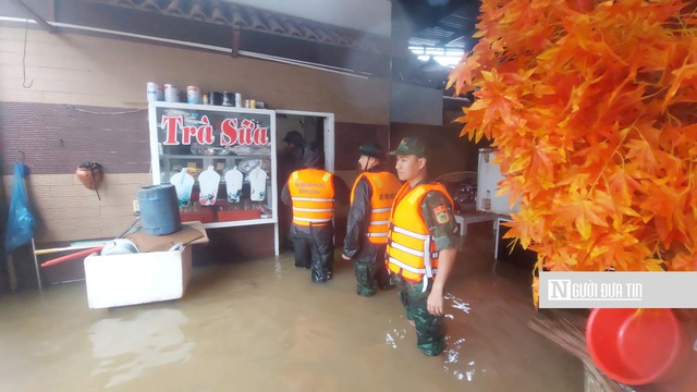 Cận cảnh Công an, Bộ đội ở Gia Lai dầm mình trong lũ dữ ứng cứu người dân- Ảnh 5. Cận cảnh Công an, Bộ đội ở Gia Lai dầm mình trong lũ dữ ứng cứu người dân- Ảnh 5.