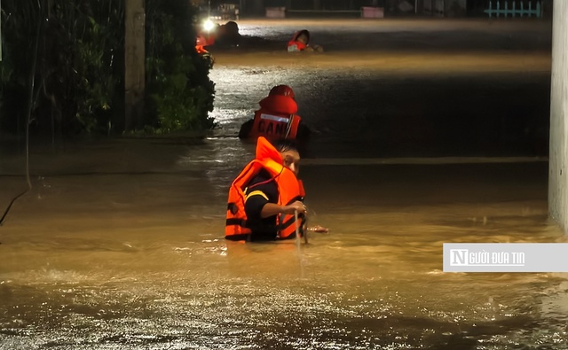 Cận cảnh Công an, Bộ đội ở Gia Lai dầm mình trong lũ dữ ứng cứu người dân- Ảnh 3. Cận cảnh Công an, Bộ đội ở Gia Lai dầm mình trong lũ dữ ứng cứu người dân- Ảnh 3.