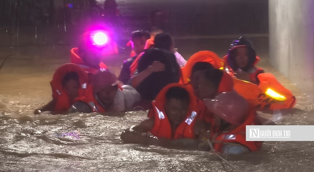 Cận cảnh Công an, Bộ đội ở Gia Lai dầm mình trong lũ dữ ứng cứu người dân- Ảnh 4. Cận cảnh Công an, Bộ đội ở Gia Lai dầm mình trong lũ dữ ứng cứu người dân- Ảnh 4.