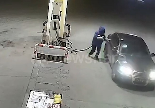 Đổ xăng không trả tiền, tài xế ô tô phóng xe bỏ chạy - Ảnh 1.