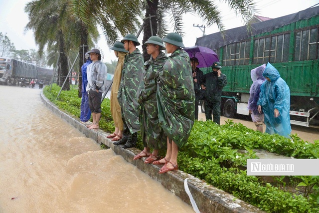 Gia Lai: Nước lũ dồn dập ngập trên mức lịch sử năm 1999, người dân liên tục gọi cứu hộ- Ảnh 4.