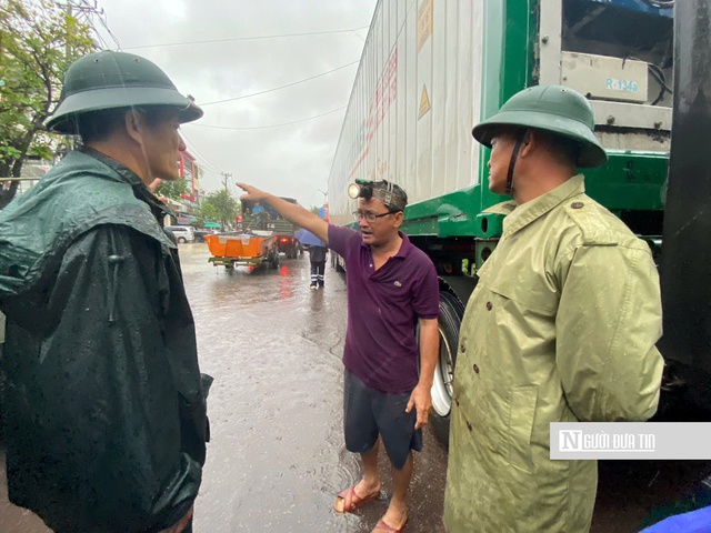 Gia Lai: Nước lũ dồn dập ngập trên mức lịch sử năm 1999, người dân liên tục gọi cứu hộ- Ảnh 1.