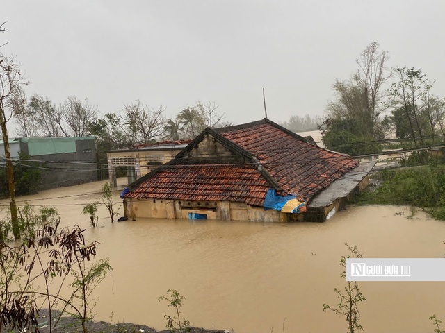 Gia Lai: Nước lũ dồn dập ngập trên mức lịch sử năm 1999, người dân liên tục gọi cứu hộ- Ảnh 9.