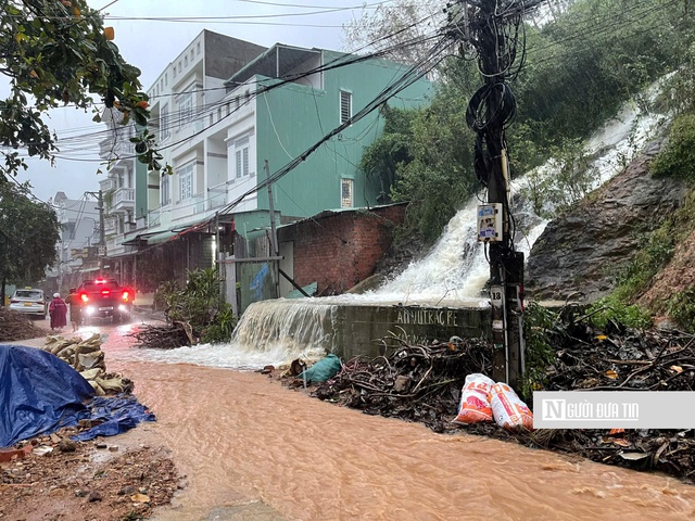 Gia Lai: Nước lũ dồn dập ngập trên mức lịch sử năm 1999, người dân liên tục gọi cứu hộ- Ảnh 8.