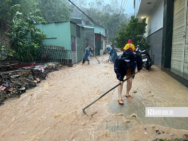 Gia Lai: Nước lũ dồn dập ngập trên mức lịch sử năm 1999, người dân liên tục gọi cứu hộ- Ảnh 6.