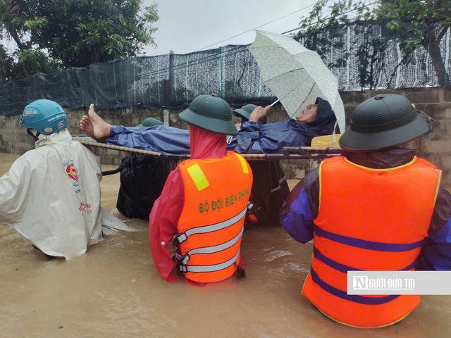 Gia Lai: Nước lũ dồn dập ngập trên mức lịch sử năm 1999, người dân liên tục gọi cứu hộ- Ảnh 5.
