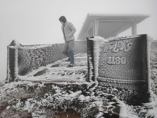 Miền Bắc đón không khí lạnh "lạ thường" có nơi xuống chỉ còn 3 độ C, lạnh nhất từ đầu đông - Ảnh 1.