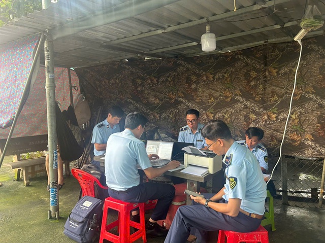 Phát hiện kho hàng chứa trên 105 tấn vải cuộn không rõ nguồn gốc - Ảnh 2.