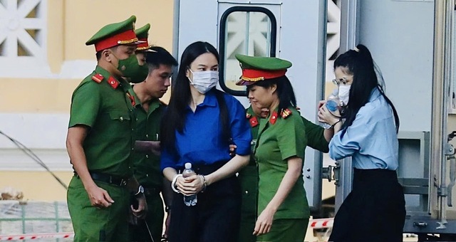 Vụ án kẹo Kera: Hoa hậu Thùy Tiên và đồng phạm từ ánh đèn livestream đến vành móng ngựa- Ảnh 1. Vụ án kẹo Kera: Hoa hậu Thùy Tiên và đồng phạm từ ánh đèn livestream đến vành móng ngựa- Ảnh 1.