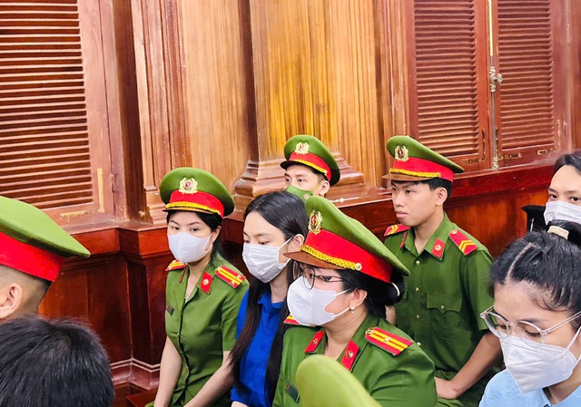 Vụ án kẹo Kera: Hoa hậu Thùy Tiên và đồng phạm từ ánh đèn livestream đến vành móng ngựa- Ảnh 8. Vụ án kẹo Kera: Hoa hậu Thùy Tiên và đồng phạm từ ánh đèn livestream đến vành móng ngựa- Ảnh 8.