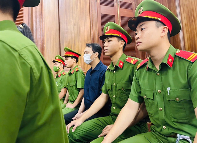 Vụ án kẹo Kera: Hoa hậu Thùy Tiên và đồng phạm từ ánh đèn livestream đến vành móng ngựa- Ảnh 11. Vụ án kẹo Kera: Hoa hậu Thùy Tiên và đồng phạm từ ánh đèn livestream đến vành móng ngựa- Ảnh 11.