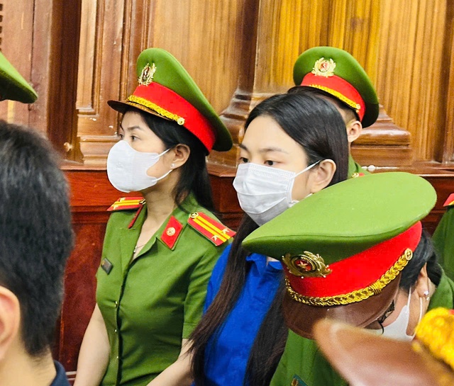 Vụ án kẹo Kera: Hoa hậu Thùy Tiên và đồng phạm từ ánh đèn livestream đến vành móng ngựa- Ảnh 3. Vụ án kẹo Kera: Hoa hậu Thùy Tiên và đồng phạm từ ánh đèn livestream đến vành móng ngựa- Ảnh 3.