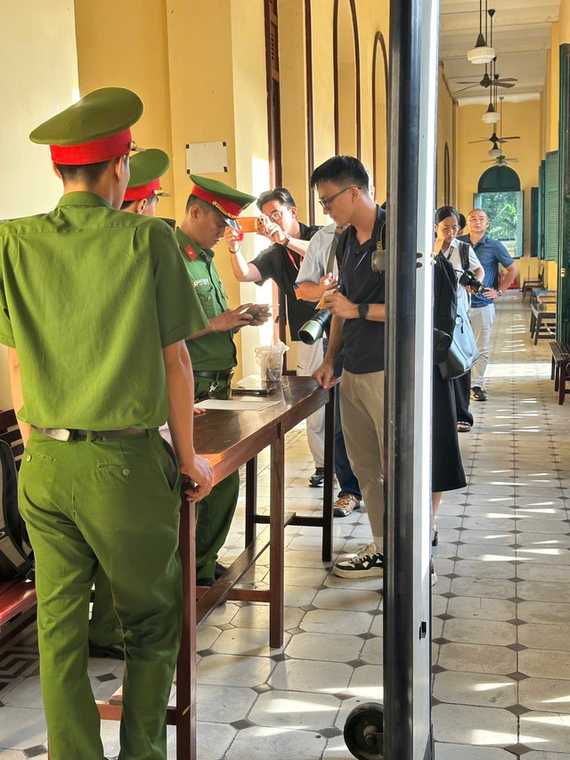 Vụ án kẹo Kera: Hoa hậu Thùy Tiên và đồng phạm từ ánh đèn livestream đến vành móng ngựa- Ảnh 2. Vụ án kẹo Kera: Hoa hậu Thùy Tiên và đồng phạm từ ánh đèn livestream đến vành móng ngựa- Ảnh 2.