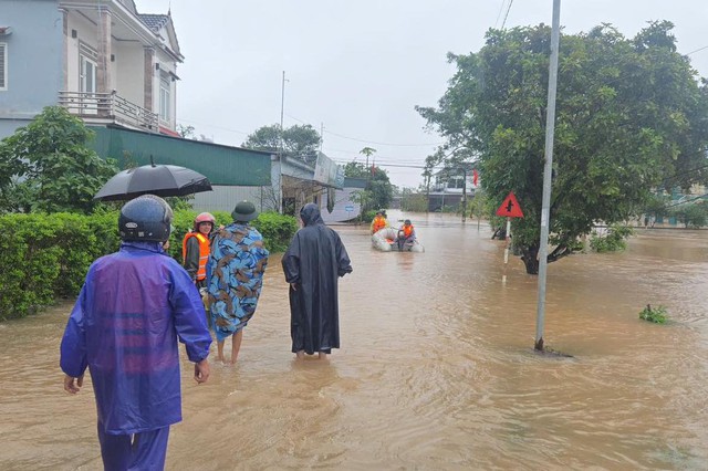 Người miền Trung dìu nhau qua cơn bão lũ- Ảnh 1. Người miền Trung dìu nhau qua cơn bão lũ- Ảnh 1.