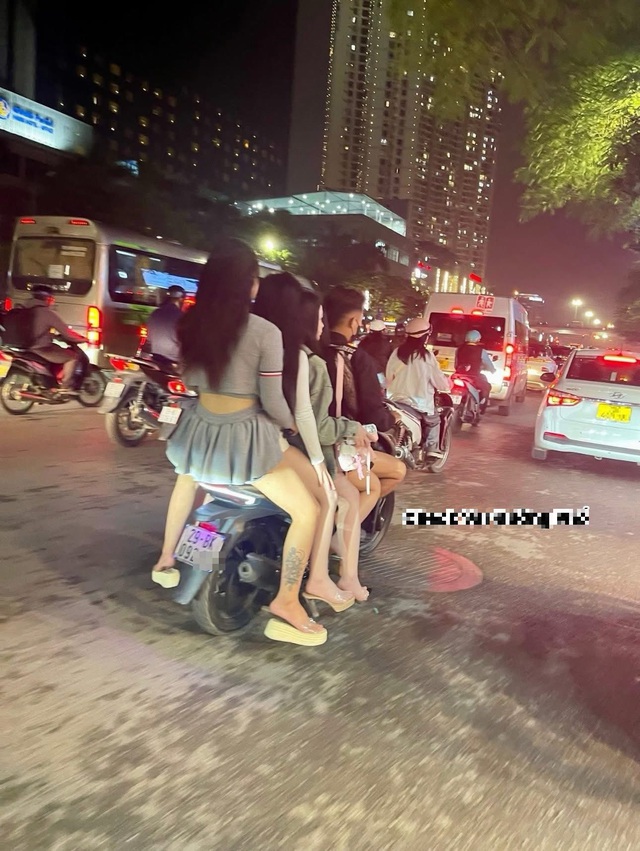 Xử lý nam thanh niên chở 4 cô gái không đội mũ bảo hiểm trên đường Trần Duy Hưng- Ảnh 1.