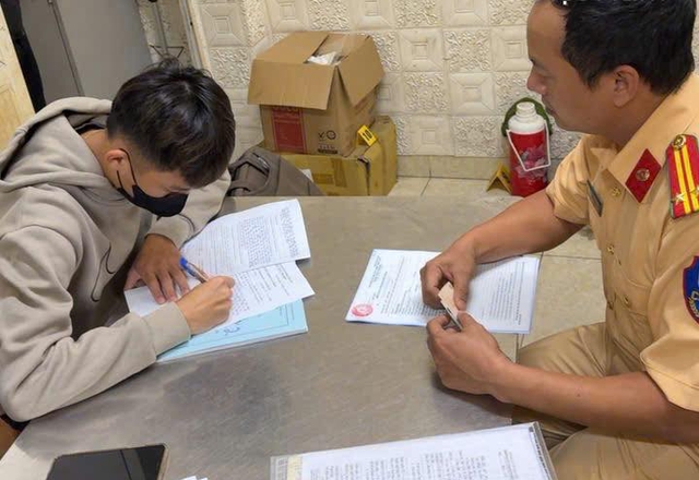 Xử lý nam thanh niên chở 4 cô gái không đội mũ bảo hiểm trên đường Trần Duy Hưng- Ảnh 2.