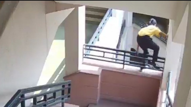 Nữ sinh lớp 6 trèo qua lan can, nhảy từ trên tầng 4 xuống đất- Ảnh 1.