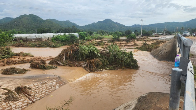 Cận cảnh tan hoang sau vụ vỡ hồ chứa nước ở Lâm Đồng- Ảnh 5. Cận cảnh tan hoang sau vụ vỡ hồ chứa nước ở Lâm Đồng- Ảnh 5.