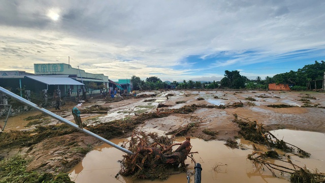Cận cảnh tan hoang sau vụ vỡ hồ chứa nước ở Lâm Đồng- Ảnh 3. Cận cảnh tan hoang sau vụ vỡ hồ chứa nước ở Lâm Đồng- Ảnh 3.